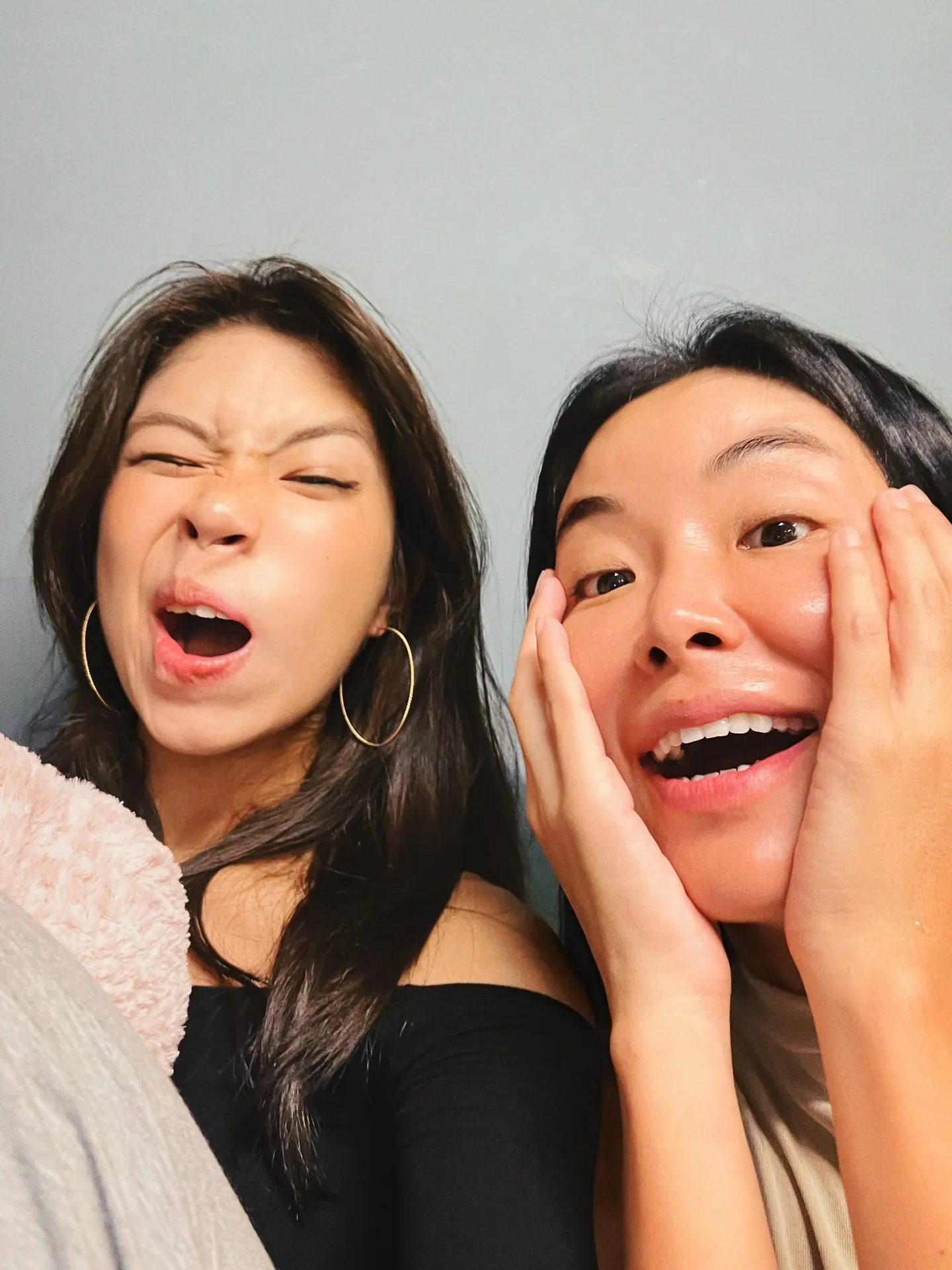 兩人對鏡頭做表情的輕鬆合照