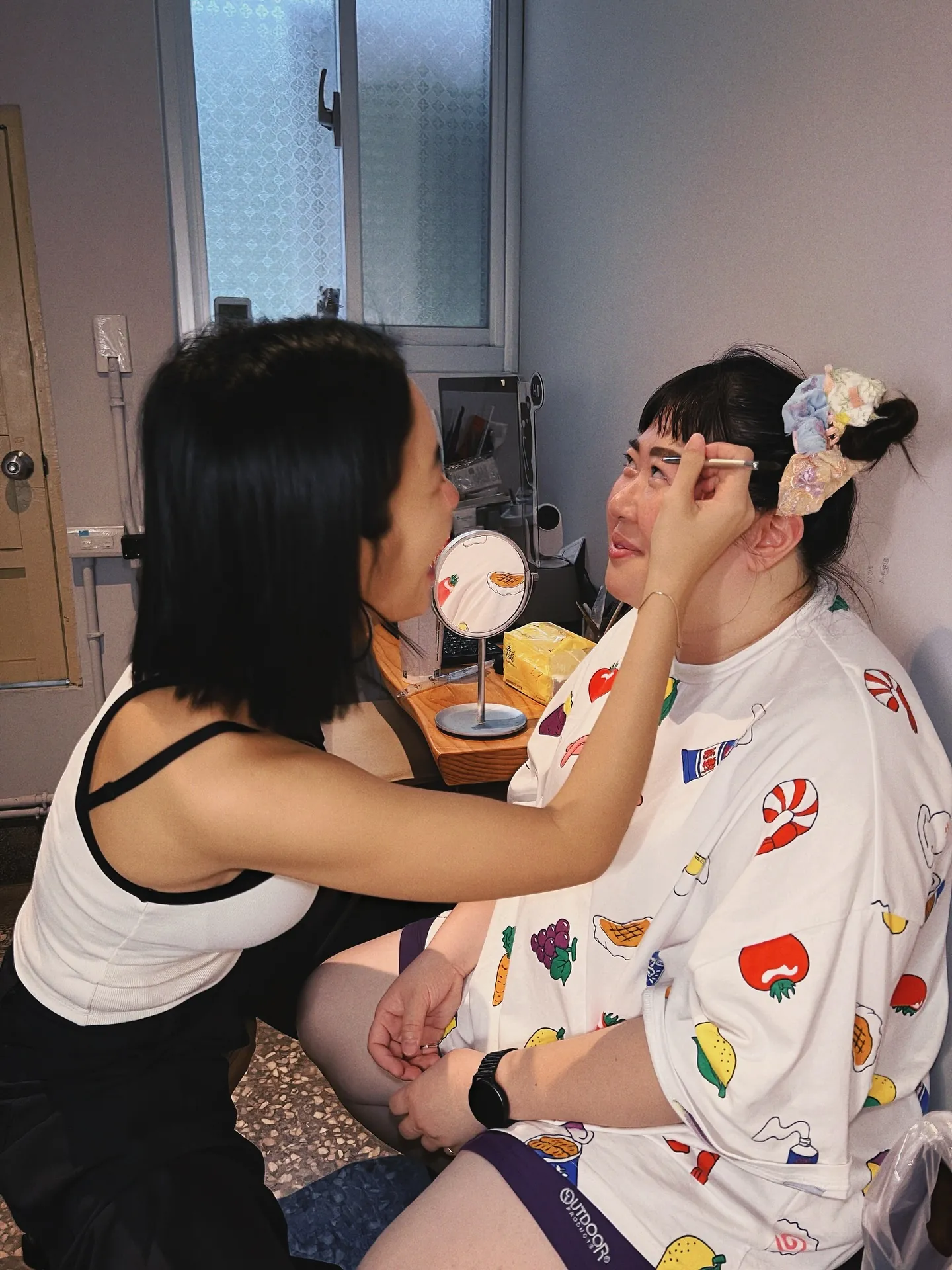 工作室裡對著鏡子討論眉型的輕鬆互動